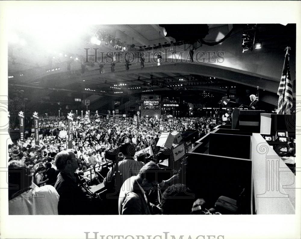 1984 Press Photo general view of the Convention floor as Rep. Tip O&#39;Neil speaks - Historic Images