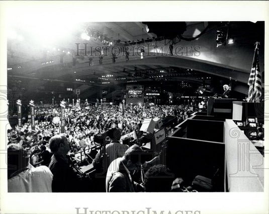 1984 Press Photo general view of the Convention floor as Rep. Tip O'Neil speaks - Historic Images
