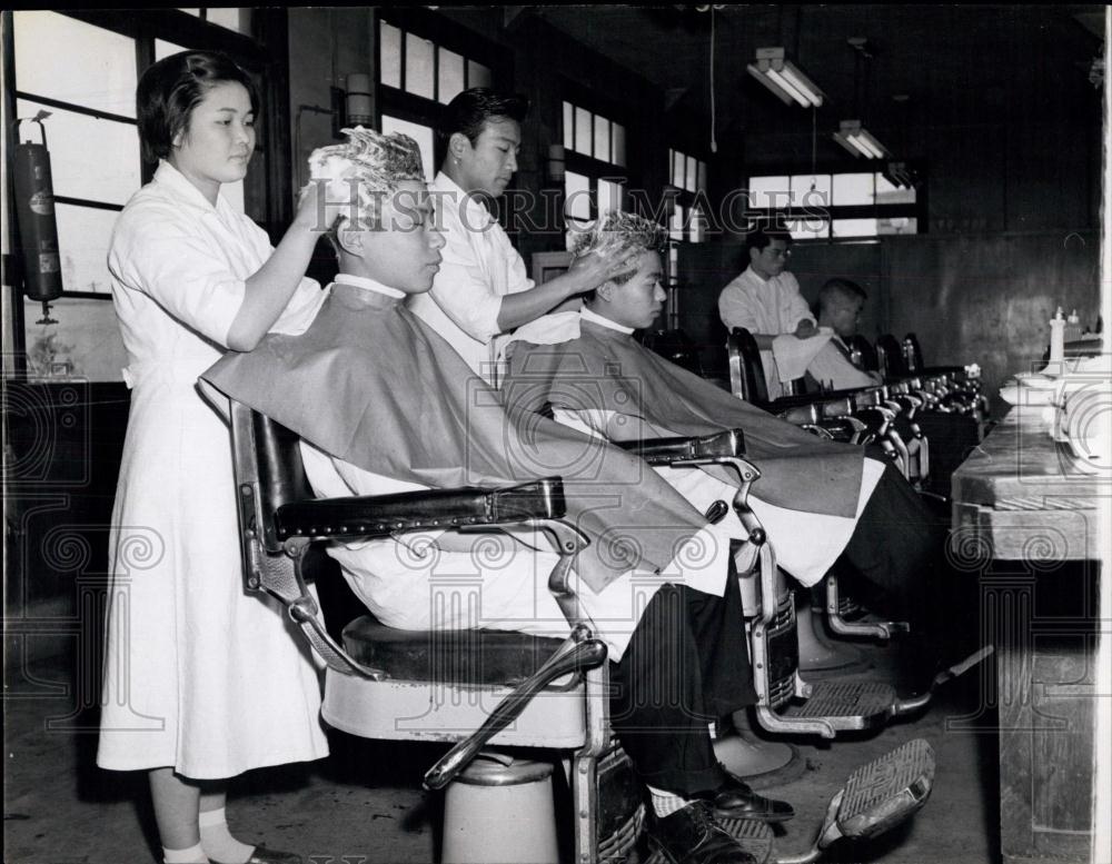 Press Photo Practical Work for the Would be Barbers at school - Historic Images