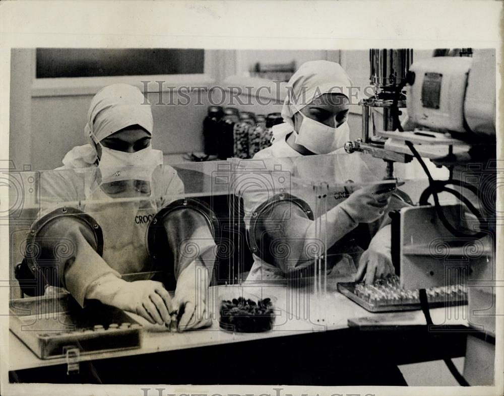 1953 Press Photo Pressurised aseptic ampoule filling rooms - Historic Images