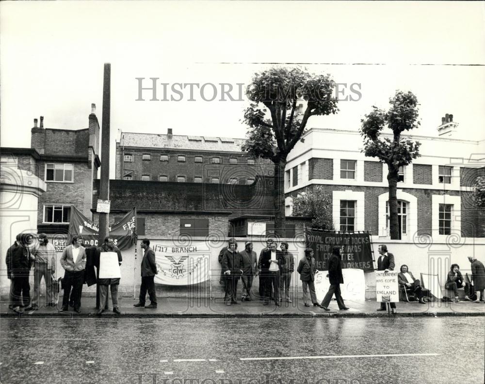 1972 Press Photo Dockworkers Out In Protest in London - Historic Images