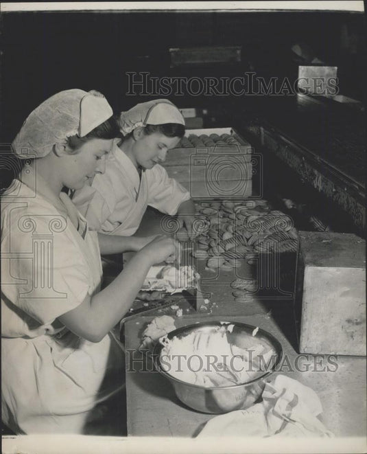 Press Photo Betty Bellane & Nellie Sarley at work after test vaccine - Historic Images