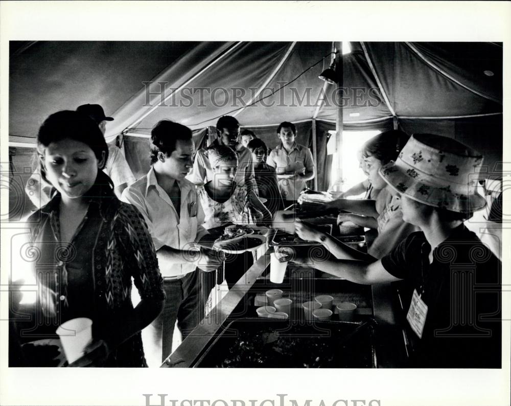 Press Photo Cuban refugees pass through the mess tent - Historic Images