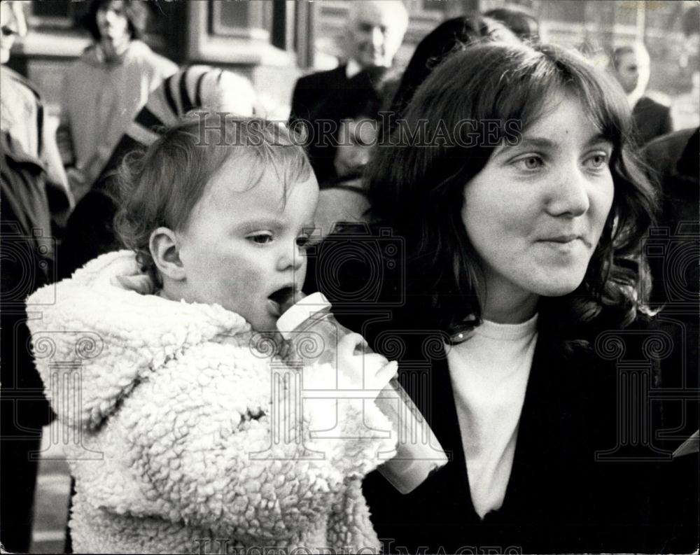 1972 Press Photo Mrs. Pauline Herrigan and baby,homeless peoples protest - Historic Images