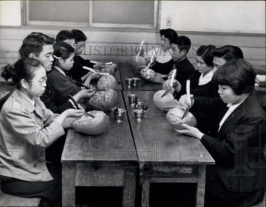 Press Photo Beginning Razor Class for barber students - Historic Images