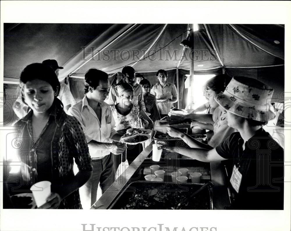 Press Photo Cuban refugees pass through the mess tent in Florida - Historic Images