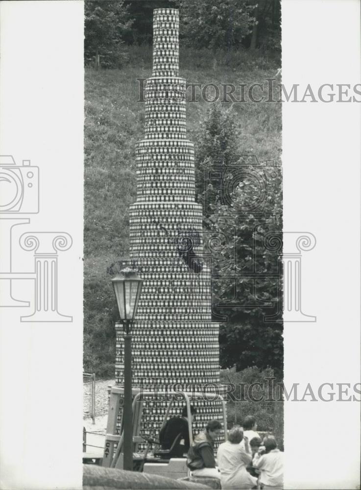 1986 Press Photo 26,000 aluminum cans built this pyramid.Guiness Book of Records - Historic Images