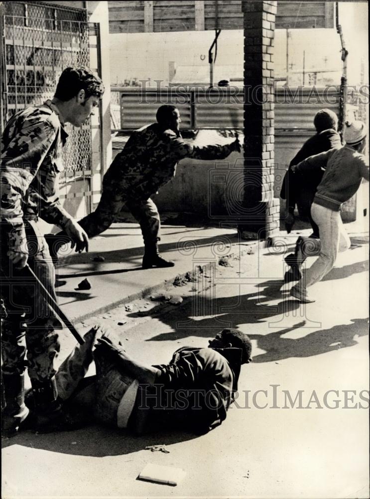 Press Photo Police dealing with the young coloured demonstrators near Cape Town - Historic Images