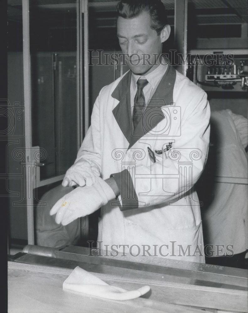 Press Photo Lab worker - Historic Images