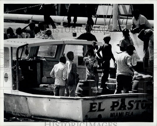 Press Photo Cuban refugees arriving at Key West Florida. - Historic Images