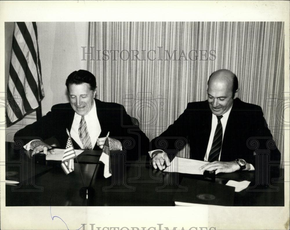 1984 Press Photo Secretary of Defense Weinberger and Manfred Woerner - Historic Images