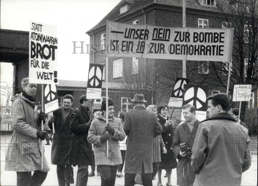 1962 Press Photo Protest against atomic energy researches in Germany - Historic Images