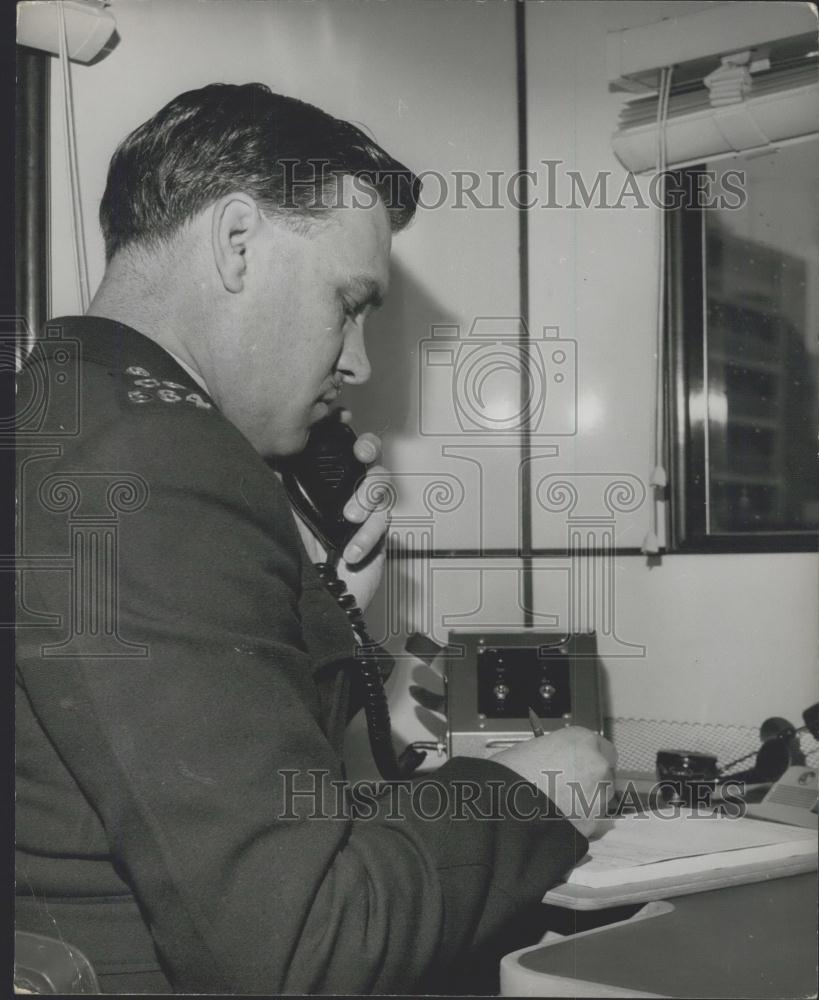 1963 Press Photo P.C.Bob Howlett at the R/T Set in mobile Police station - Historic Images