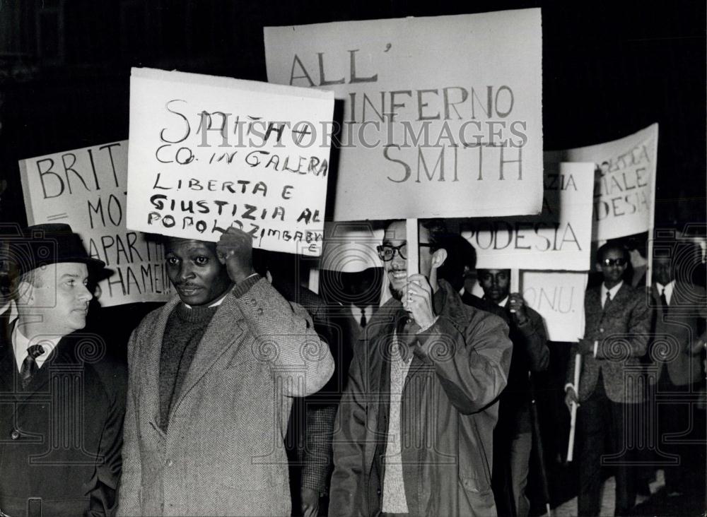 1965 Press Photo Demonstration Against the Rodhesians - Historic Images