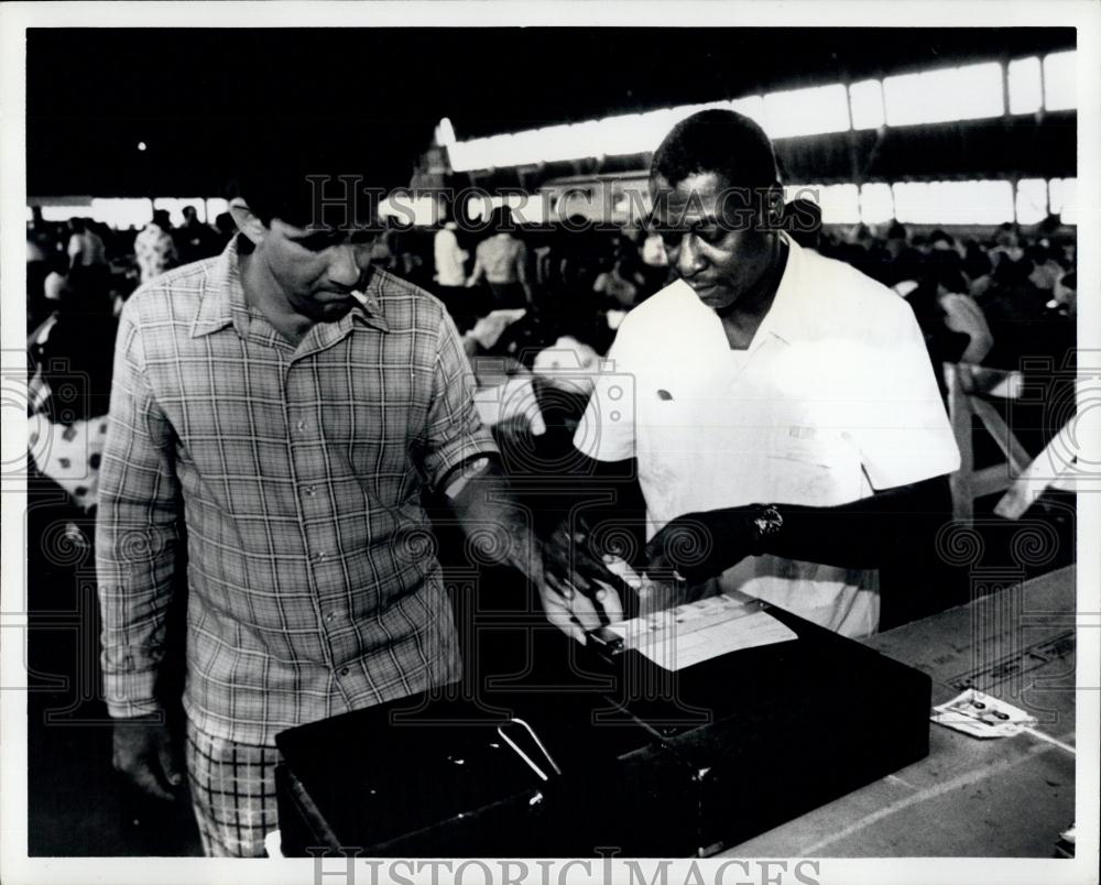 Press Photo imigration service helps fingerprint Cuban refugees - Historic Images