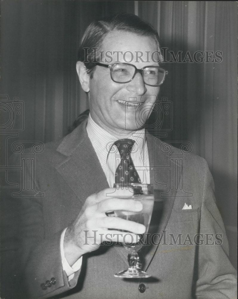 1975 Press Photo Elliot Richardson American Ambassador Arrives in Britain - Historic Images