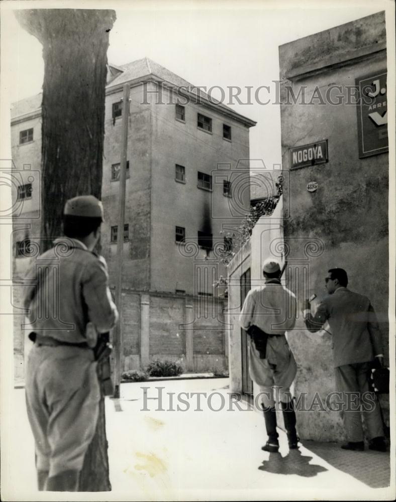 1962 Press Photo Argentine Police during Mass Gaol-Break Attempt: - Historic Images