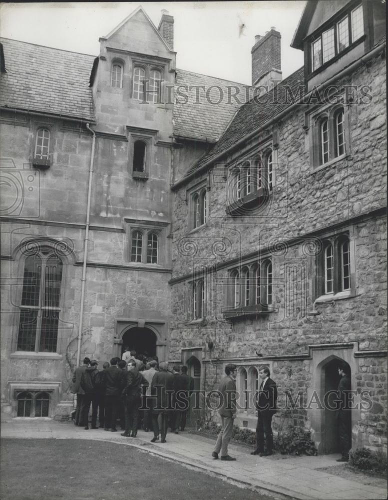 Press Photo Dining hall line at British school - Historic Images