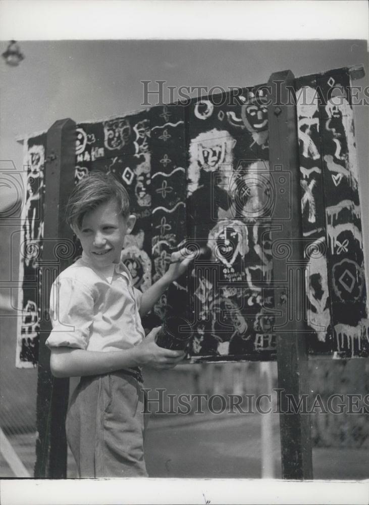 Press Photo Roy Bennett paints art on back of signboard - Historic Images