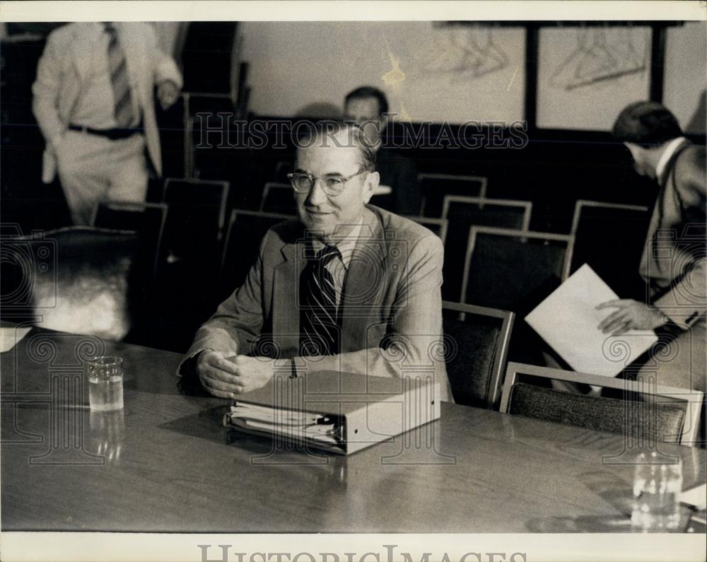 1975 Press Photo CIA Director Colby before an executive session of Senate comm. - Historic Images