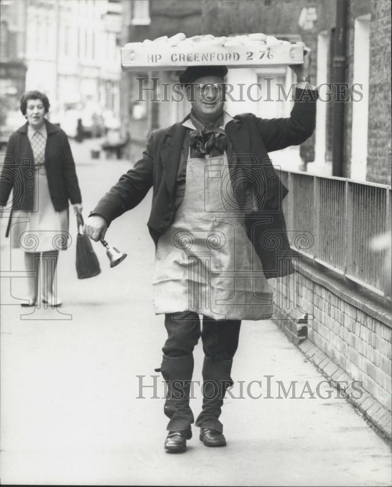 1976 Press Photo Mr. Derek Hanson,Muffin man in London - Historic Images