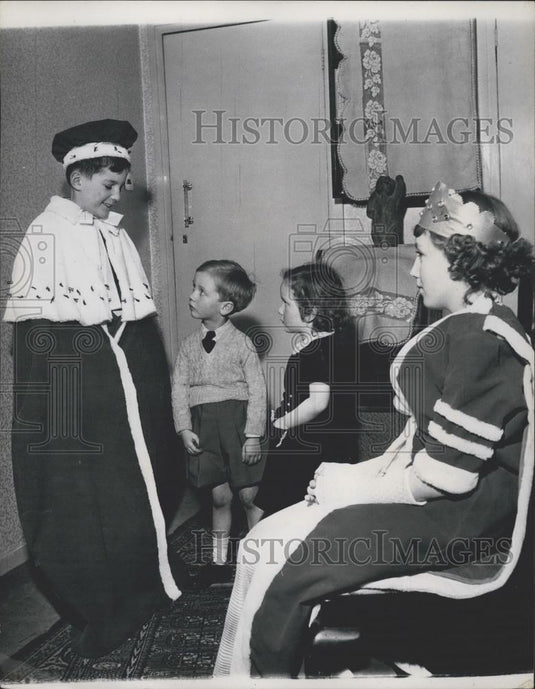 Press Photo Playing Coronatipons Ronnie Gardner in his rooes sits on the throne - Historic Images