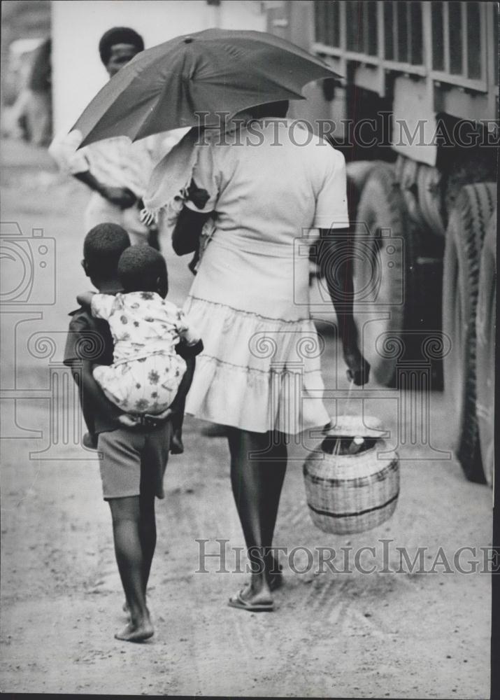 Press Photo Refugees from wartorn Kampala flee across the border into Kenya. - Historic Images