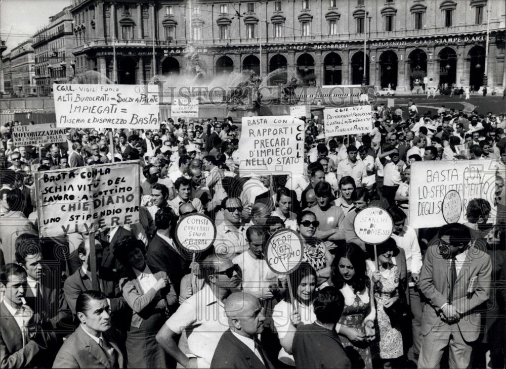 1969 Press Photo The strikers have marched though the town stopping the traffic - Historic Images