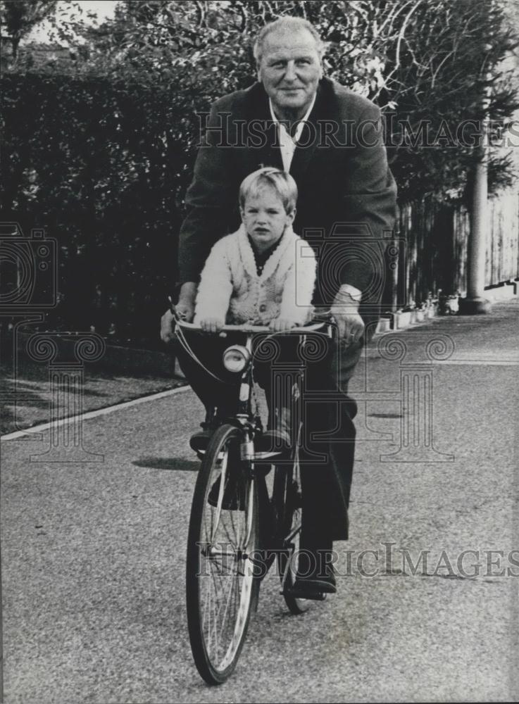 1977 Press Photo Swiss Energy Minister Willi Ritschard With Grandchild - Historic Images