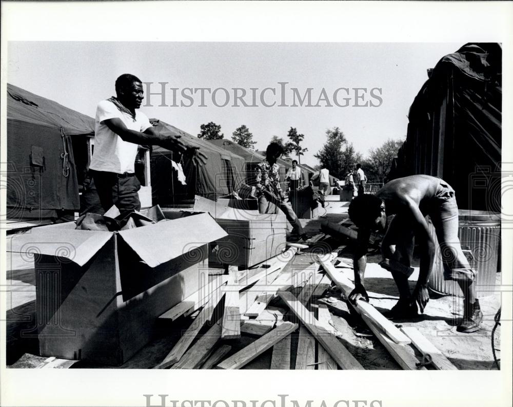 Press Photo Cuban refugees pitch in to help clean up the area in the Tent City - Historic Images