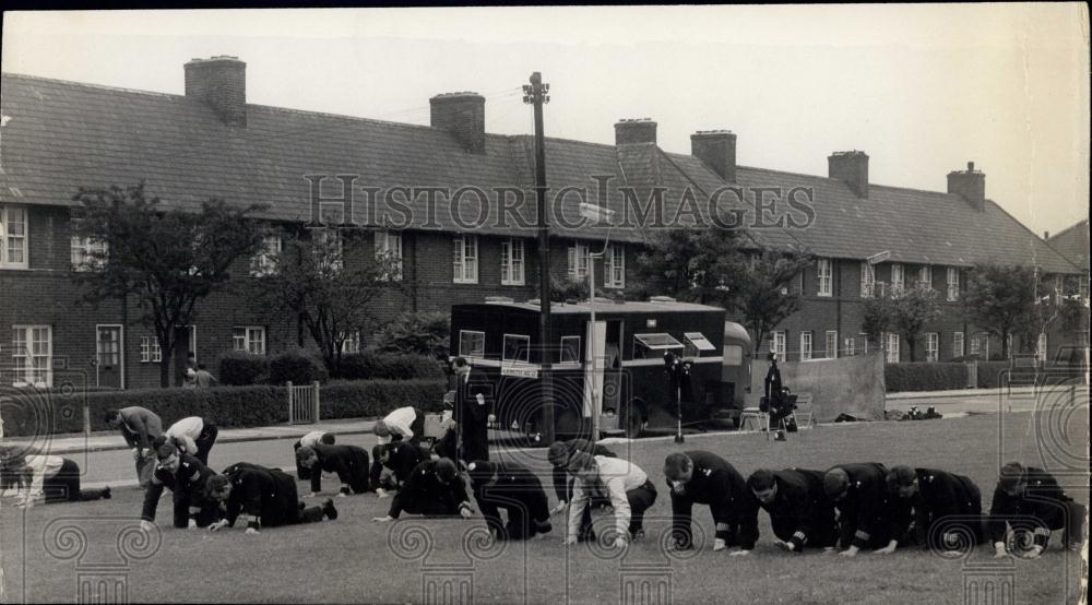 1966 Press Photo Detectives and Policemen search murder scene for clues - Historic Images