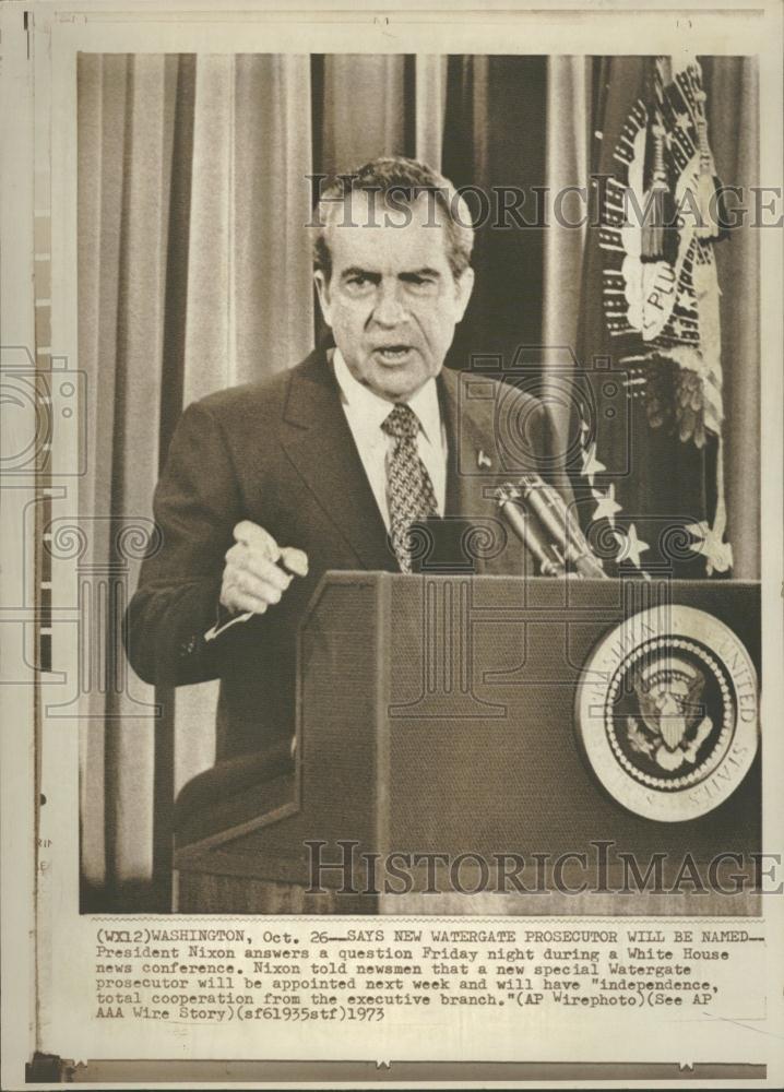 1973 Press Photo President Richard Nixon With Press - RRV33107 - Historic Images