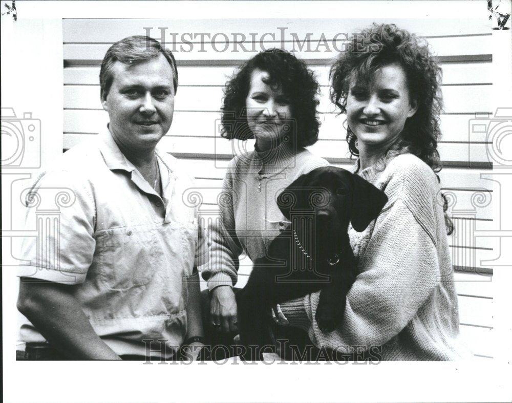 1990 Photo Jim Eurich Troy Family Find Cougar In Yard - RRV72901 - Historic Images