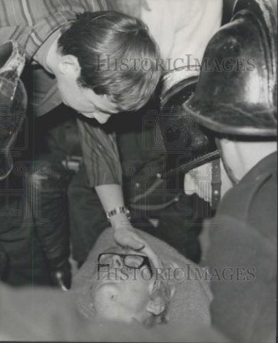1966 Press Photo Firemen with Malcomb Kerr after his rescue from collapse bldg - Historic Images