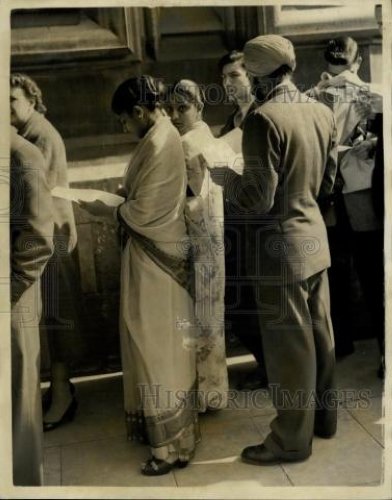 1956 Press Photo Indian Nationals in the crowd outside the House of Parliament - Historic Images