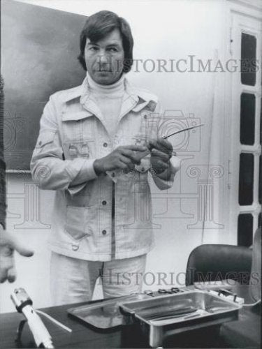 1976 Press Photo Prof Harwey Karman during a medical meeting. - Historic Images