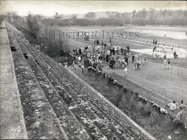 1960 Press Photo Fans at site that France&#39;s Biggest Stadium will be built - Historic Images