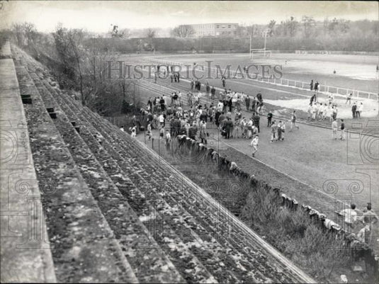 1960 Press Photo Fans at site that France's Biggest Stadium will be built - Historic Images