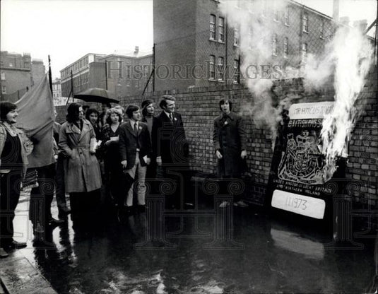 1972 Press Photo Students Burn Six-Foot High Mock British Passport - Historic Images