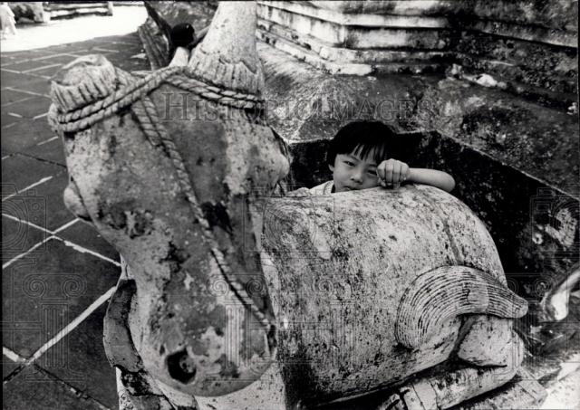 1974 Press Photo Thai Girl at WAT ARUN the temple of the Dawn, Bangkok. - Historic Images