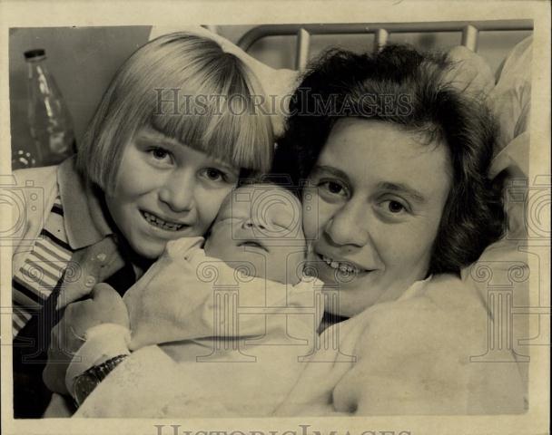 1958 Press Photo Hungarians Stowaway Wife has a Baby boy: Mrs Julia Farkas, 29, - Historic Images