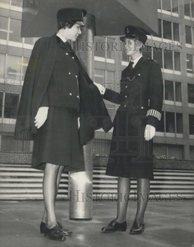 1967 Press Photo Norman Hartnelles design for uniform to be worn by policewomen - Historic Images