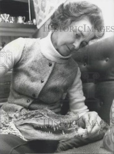 1959 Press Photo Mrs. &#39;Girlie&#39; (nickname) Germo and pet alligator - Historic Images