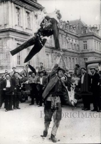 Press Photo Cultivators Demonstrators In France Burn Effigy Of Michael Debre - Historic Images