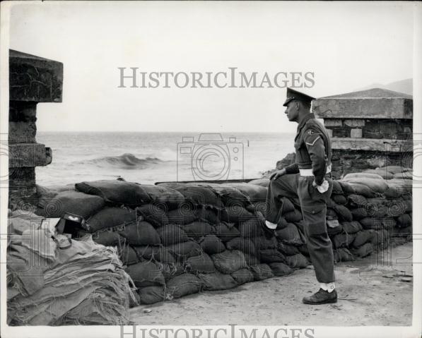 1952 Press Photo a soldier keeps watch over the temporary sea wall - Historic Images