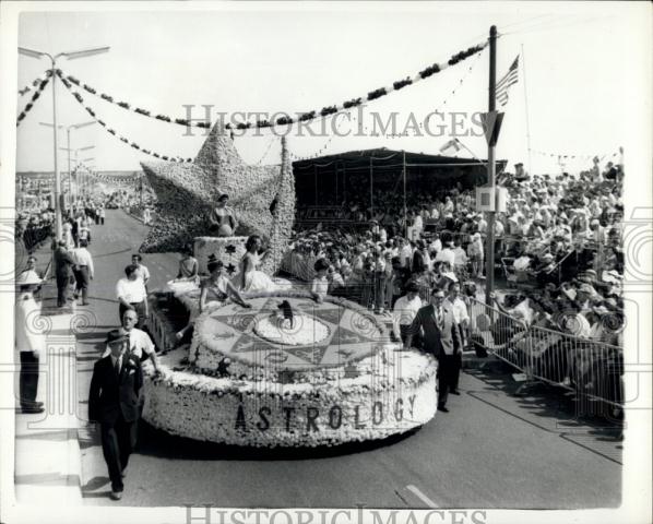 1962 Press Photo &quot;Battle of Flowers&quot; - In Jersey parade float - Historic Images