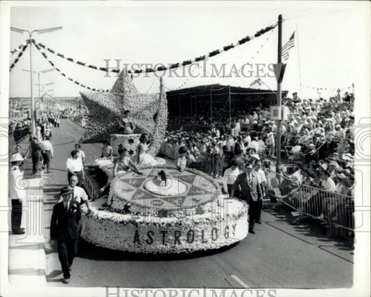 1962 Press Photo "Battle of Flowers" - In Jersey parade float - Historic Images