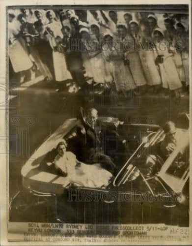 1954 Press Photo Thousands Mob The Queen's Car In Australia - Historic Images