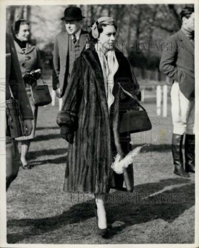 1964 Press Photo Princess Margaret Attends Sandown Park Races - Historic Images