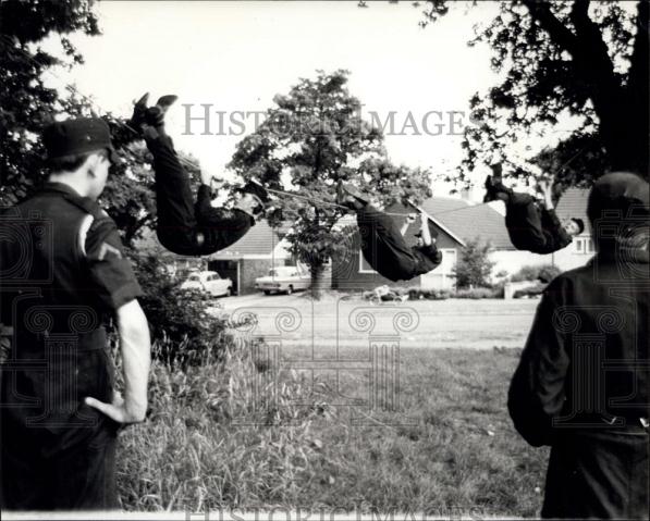 Press Photo British troop exercise near a Hertfordshire housing estate - Historic Images